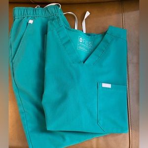 Figs size small scrubs, top and bottom. Jogger style bottoms.